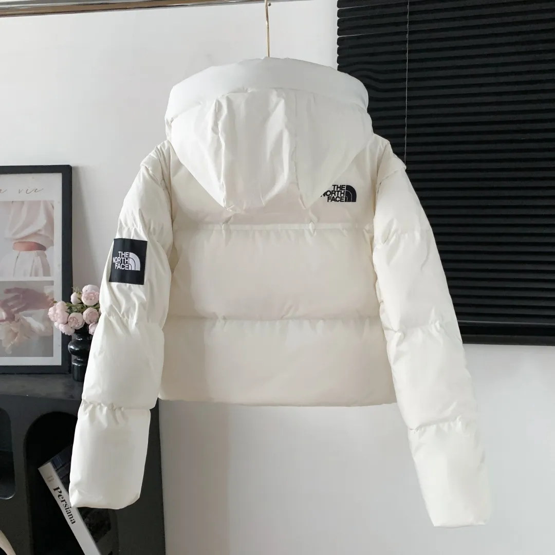 Women's model 💰P380 Style number: Y 165 The north face 🇰🇷Korean limited edition 2-in-1️⃣ short shoulder sleeve down jacket. Made of windproof fabric and high-density physical wind barrier, it can effectively reduce heat loss due to convection while also protecting the body's microclimate. The interior is filled with extremely fluffy duck down, which has high energy-keeping properties and is lightweight and warm. Two-wear design, the sleeves can be attached and removed at will through the wrap-around zippers on both sides, and the jacket turns into a vest in an instant, making it a two-wear suit, suitable for changing seasons. The embroidered brand LOGO is smooth and fine, full of texture and more recognizable. The hem is adjustable and has a built-in drawstring buckle, which can be adjusted and retracted at will, allowing for more dressing possibilities. (Sleeves are removable) Color: Brown Black White Size: XS-XL